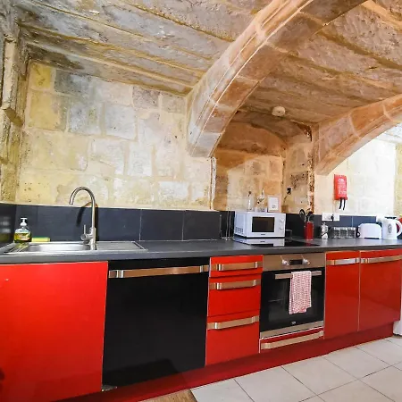 Centre - 1 Bedroom Historic Townhouse *