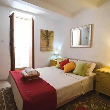 Centre - 1 Bedroom Historic Townhouse *