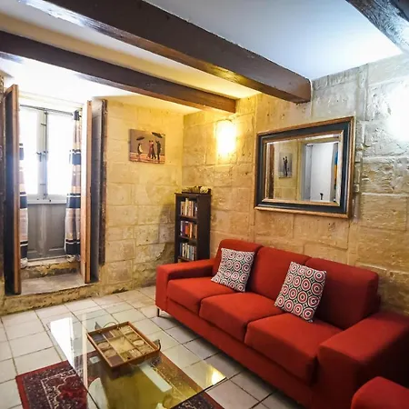 Centre - 1 Bedroom Historic Townhouse