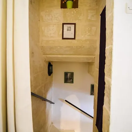Centre - 1 Bedroom Historic Townhouse